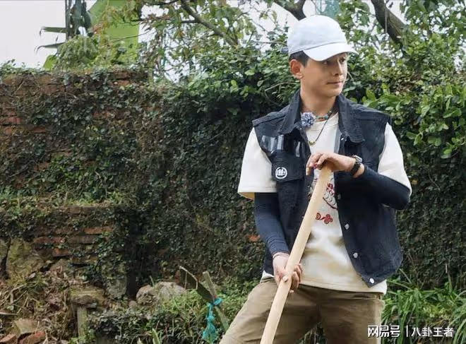 農村人就該幹活?丁真被12名男星抱團欺負!1個人要干13個人的活