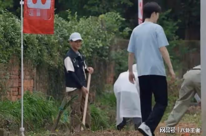 農村人就該幹活?丁真被12名男星抱團欺負!1個人要干13個人的活