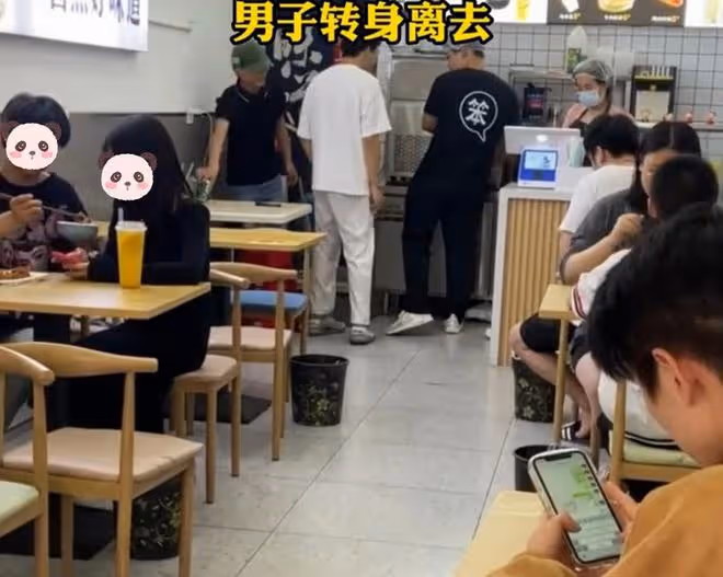 女友和別的男子約會,男友拍下證據後離開,女友想解釋卻蒼白無力