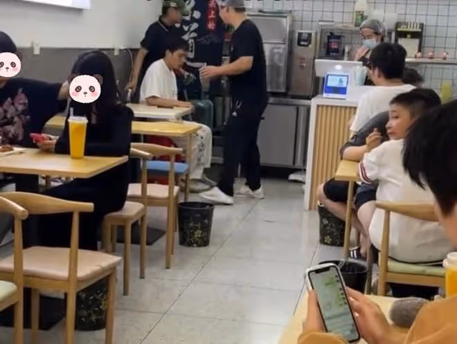 女友和別的男子約會,男友拍下證據後離開,女友想解釋卻蒼白無力