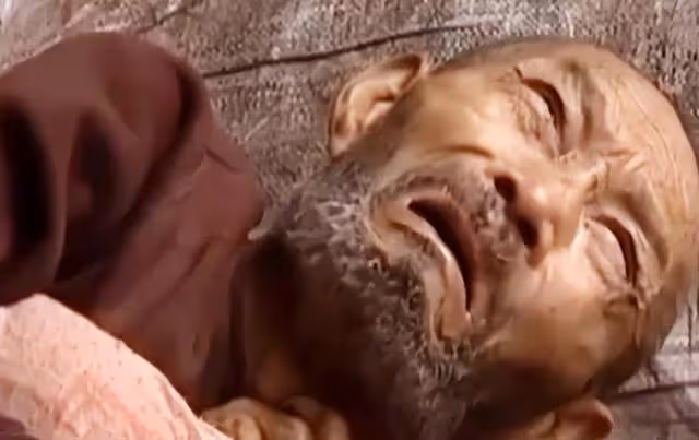 回顧75歲老人住豬圈女兒住洋樓，不孝女稱：眼不見為凈！
