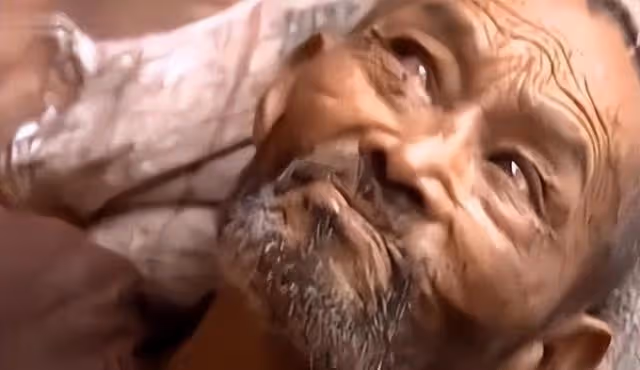 回顧75歲老人住豬圈女兒住洋樓，不孝女稱：眼不見為凈！