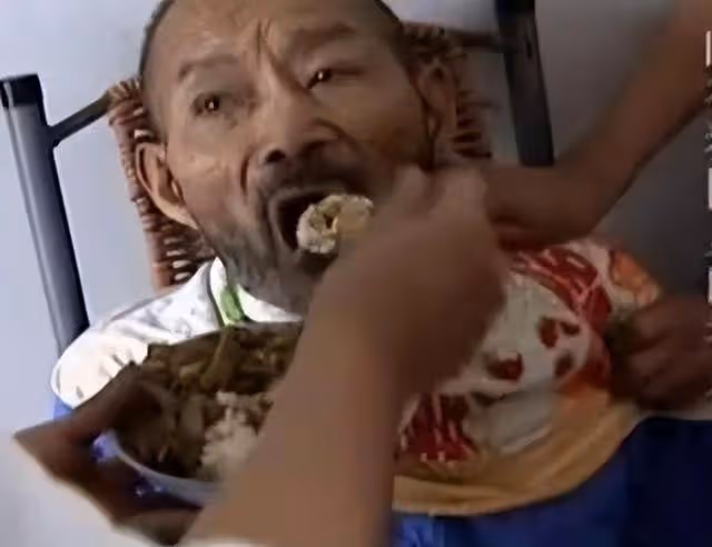 回顧75歲老人住豬圈女兒住洋樓,不孝女稱:眼不見為凈!