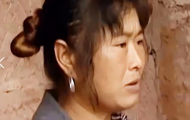 回顧75歲老人住豬圈女兒住洋樓,不孝女稱:眼不見為凈!