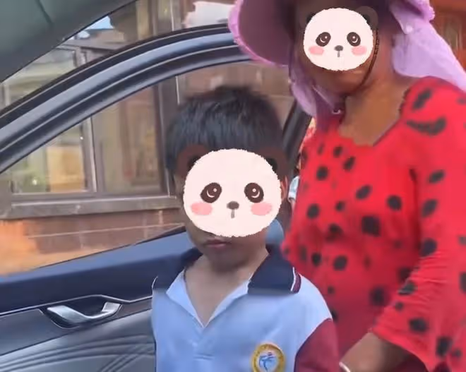 孫子在奶奶家住了兩天就被趕走,被塞上車後大喊:我還會回來的