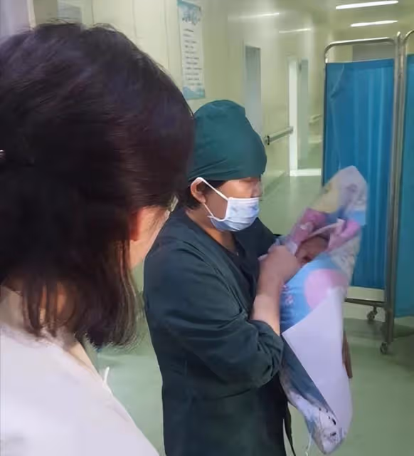 退休後,我在女兒家帶了兩年外孫,臨走時我打了32歲女兒兩耳光