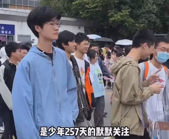 高考後男生表白暗戀女孩，送花搭訕拍照全同意，女孩媽媽表情亮了