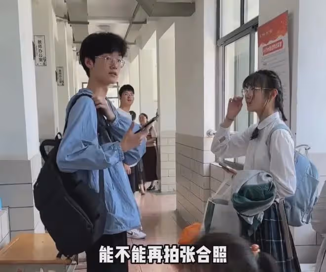 高考後男生表白暗戀女孩，送花搭訕拍照全同意，女孩媽媽表情亮了