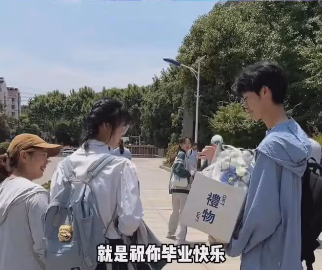 高考後男生表白暗戀女孩，送花搭訕拍照全同意，女孩媽媽表情亮了