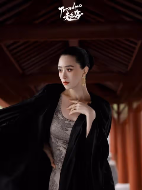 41歲蔣欣最新封面曝光,穿露肩修身裙瘦出新高度,鎖骨窩能放雞蛋