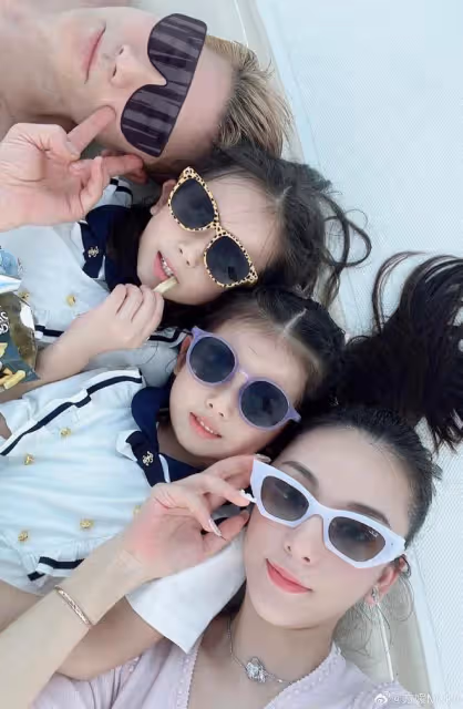 郭富城帶妻女丈母娘出海遊玩,倆女兒基因好,一個像媽一個像爸