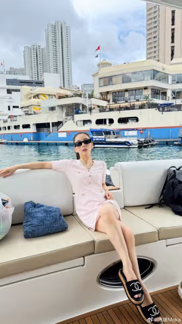 郭富城帶妻女丈母娘出海遊玩,倆女兒基因好,一個像媽一個像爸