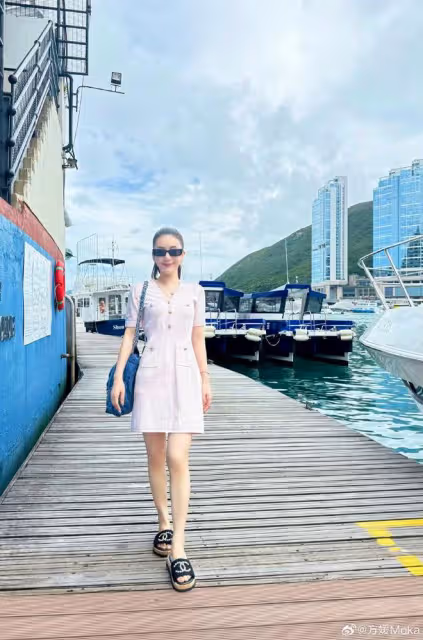 郭富城帶妻女丈母娘出海遊玩,倆女兒基因好,一個像媽一個像爸