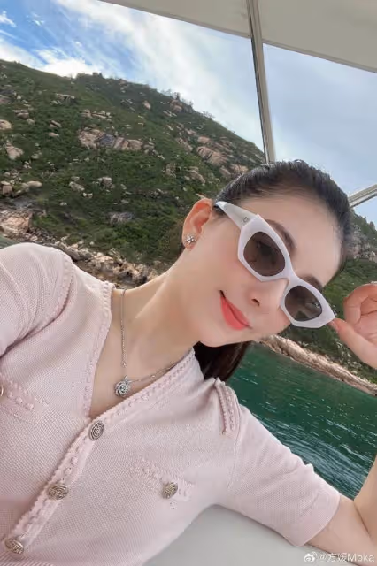 郭富城帶妻女丈母娘出海遊玩,倆女兒基因好,一個像媽一個像爸