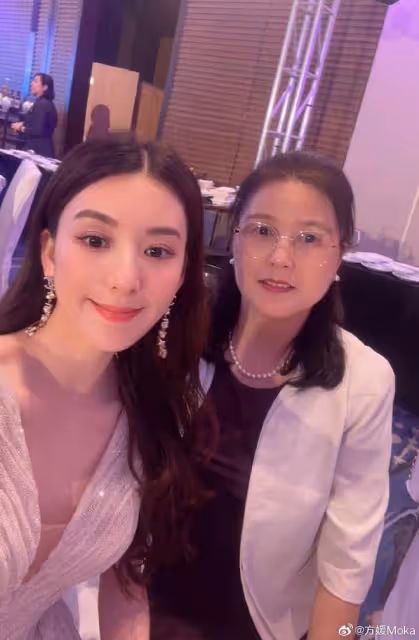 郭富城帶妻女丈母娘出海遊玩,倆女兒基因好,一個像媽一個像爸