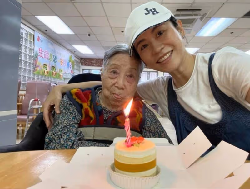 53歲宣萱為101歲傭人慶生,大曬合照,獲讚「太孝順」她淚:她把我當她自己的女兒養大