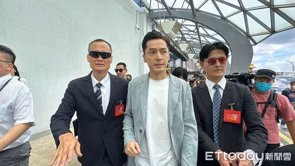 快訊/胡歌到台灣了!灰綠西裝超帥現身 粉絲包圍機場掀暴動