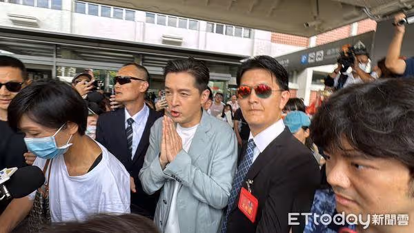 快訊/胡歌到台灣了!灰綠西裝超帥現身 粉絲包圍機場掀暴動
