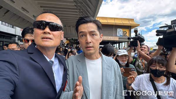 直擊/胡歌抵台「輪椅粉絲衝出舉手機合照」! 1反應超暖