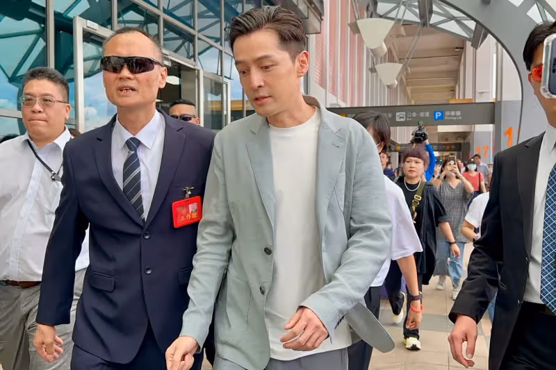 狗仔直擊｜《繁花》寶總來了！胡歌機場揮手燦笑電暈百粉「好想你們」　尖叫聲高潮不斷