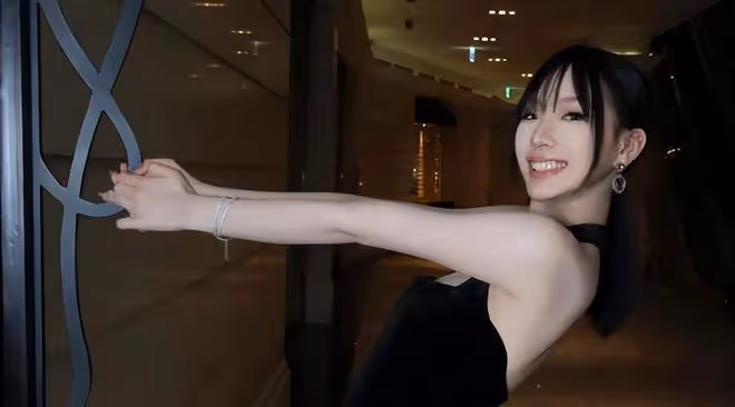 小S大女兒高中畢業,小S自誇誰這麼會生啊!母女穿同款禮服出鏡