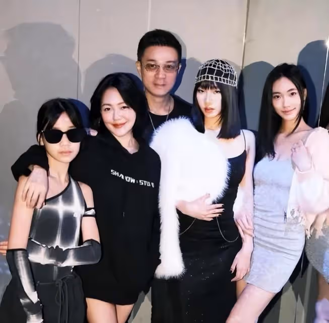 小S大女兒高中畢業,小S自誇誰這麼會生啊!母女穿同款禮服出鏡
