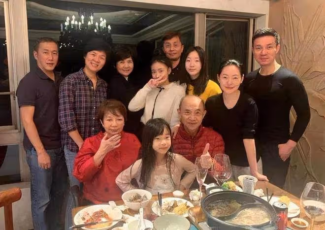 小S大女兒高中畢業,小S自誇誰這麼會生啊!母女穿同款禮服出鏡