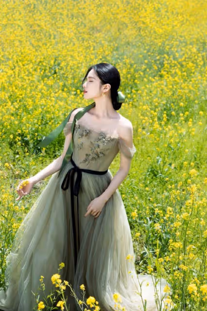 「傷痛女主」張婧儀：一襲抹胸蛋糕裙置身油菜花中，迷倒一眾網友
