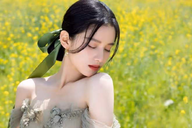 「傷痛女主」張婧儀：一襲抹胸蛋糕裙置身油菜花中，迷倒一眾網友