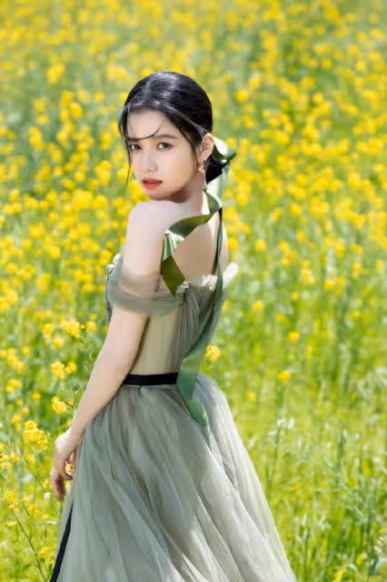 「傷痛女主」張婧儀：一襲抹胸蛋糕裙置身油菜花中，迷倒一眾網友