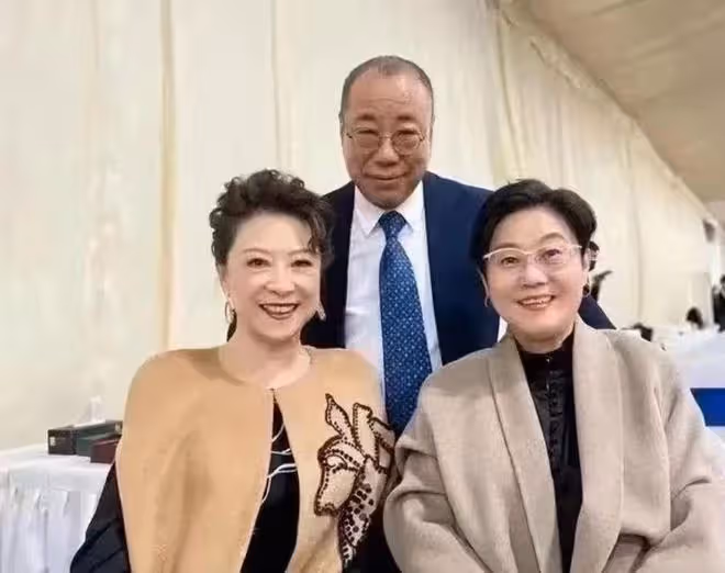 60歲叢珊同框73歲王馥荔，一個滿頭白髮老奶，一個容光煥發似少婦