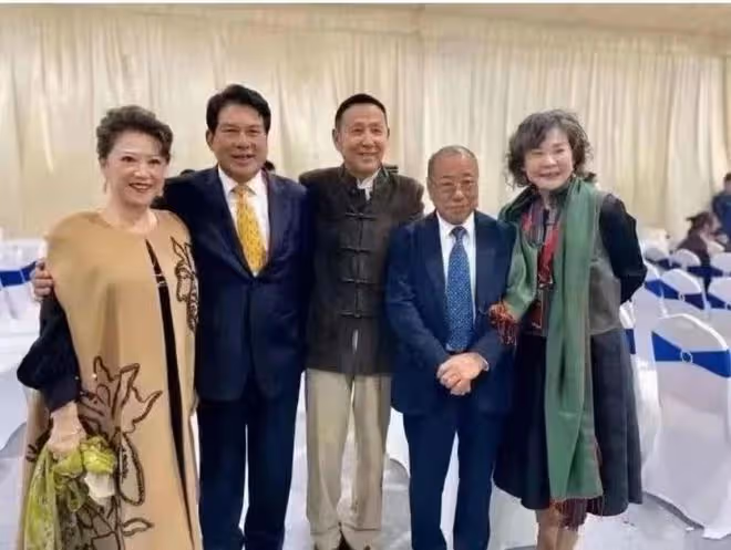 60歲叢珊同框73歲王馥荔，一個滿頭白髮老奶，一個容光煥發似少婦