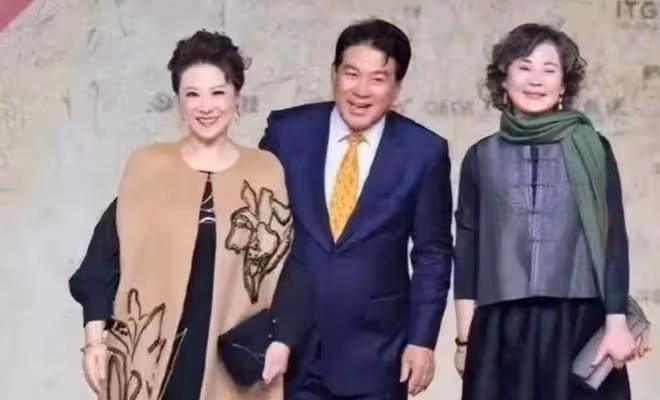60歲叢珊同框73歲王馥荔，一個滿頭白髮老奶，一個容光煥發似少婦