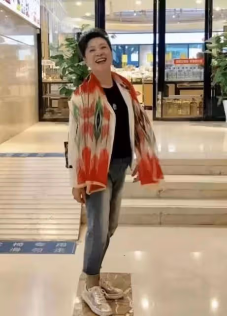 60歲叢珊同框73歲王馥荔，一個滿頭白髮老奶，一個容光煥發似少婦