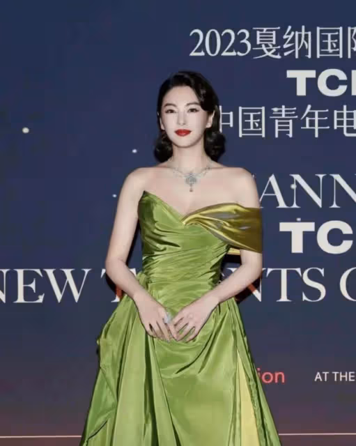 被張雨綺坎城第6套禮服美呆！生圖下流出真實胸圍，360度無死角