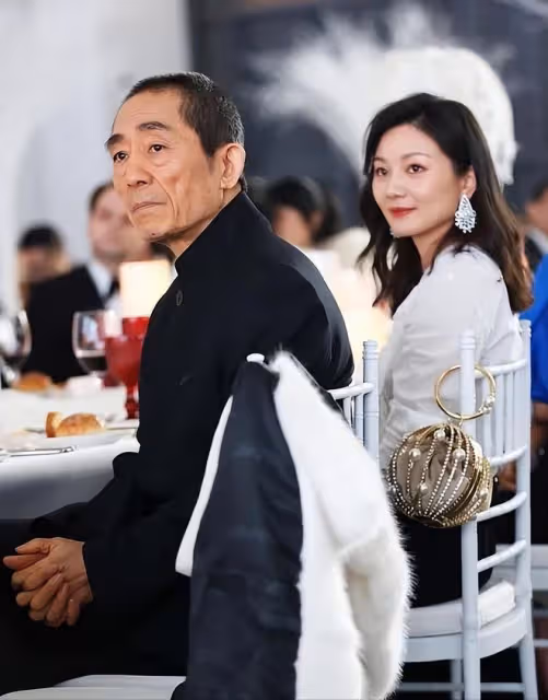73歲張藝謀攜41歲陳婷赴宴！一個像老爺爺，一個闊氣像上流名媛