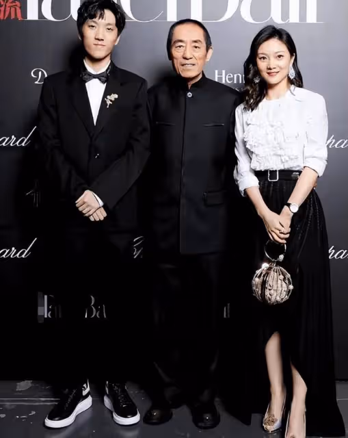 73歲張藝謀攜41歲陳婷赴宴！一個像老爺爺，一個闊氣像上流名媛