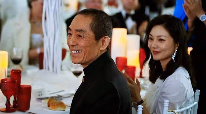 73歲張藝謀攜41歲陳婷赴宴！一個像老爺爺，一個闊氣像上流名媛