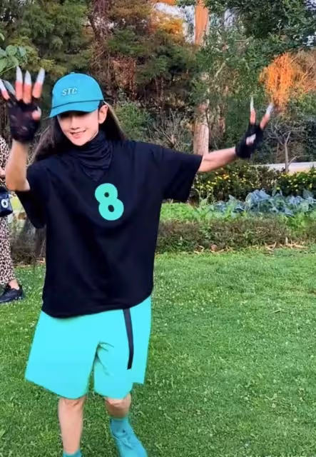 64歲楊麗萍成精了！戴綠帽子穿大T恤烤肉，跑起來那一刻以為18歲