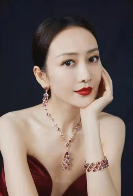 王鷗美圖大秀事業線大長腿！雪膚魔鬼身材性感撩人，網友：愛了！