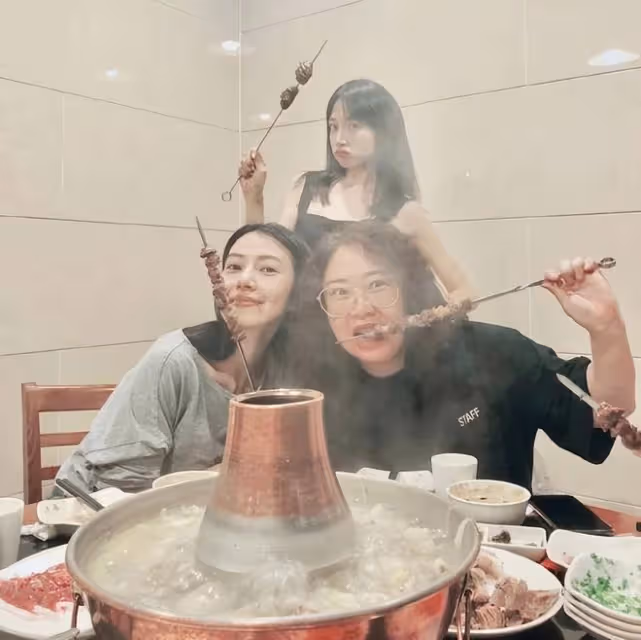 高圓圓39歲生日，與好友一同吃火鍋擼串，素顏出鏡的她嫩的像少女