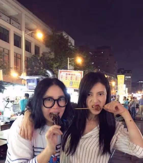 高圓圓39歲生日，與好友一同吃火鍋擼串，素顏出鏡的她嫩的像少女