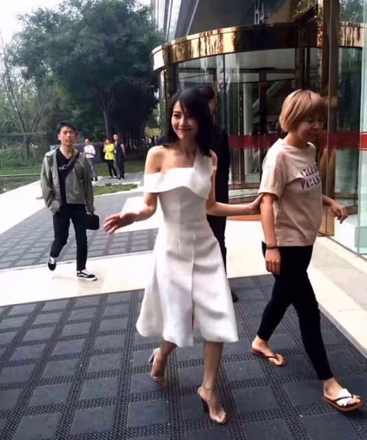 高圓圓39歲生日，與好友一同吃火鍋擼串，素顏出鏡的她嫩的像少女