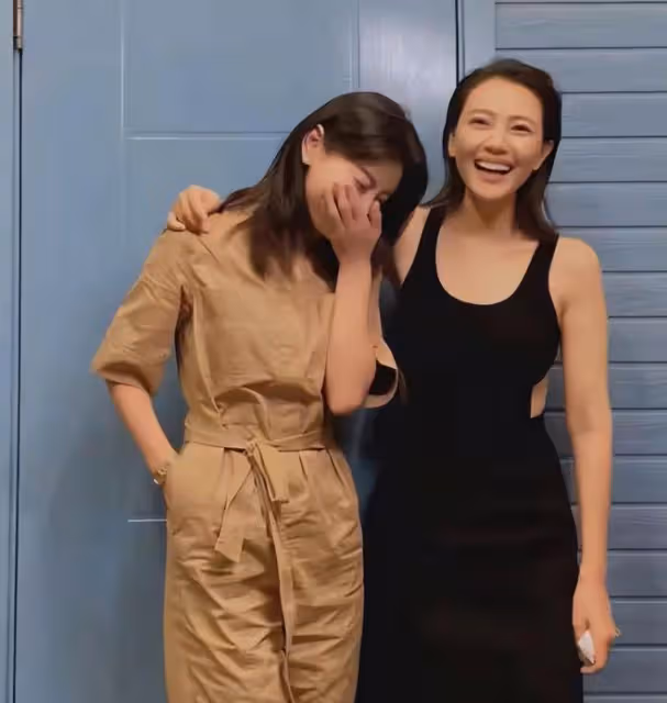高圓圓39歲生日，與好友一同吃火鍋擼串，素顏出鏡的她嫩的像少女