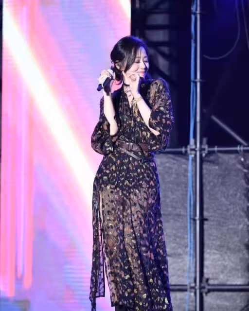 張靚穎離婚後更嗨了！穿高開叉還玩透視，網友：我也單身