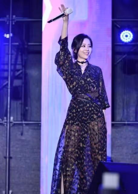 張靚穎離婚後更嗨了！穿高開叉還玩透視，網友：我也單身