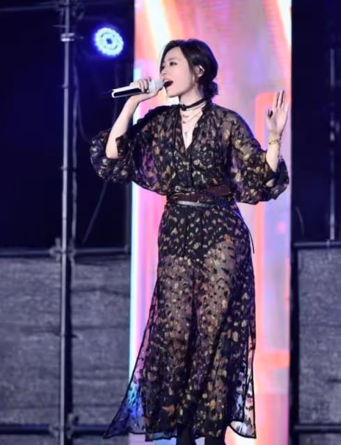 張靚穎離婚後更嗨了！穿高開叉還玩透視，網友：我也單身