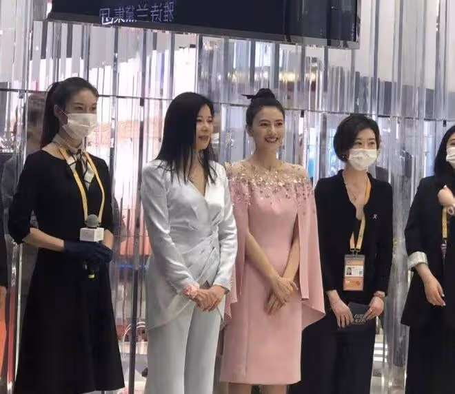 高圓圓被網友偶遇，生圖狀態優雅豐腴，不愧是「虎撲女神」啊！