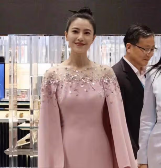高圓圓被網友偶遇，生圖狀態優雅豐腴，不愧是「虎撲女神」啊！