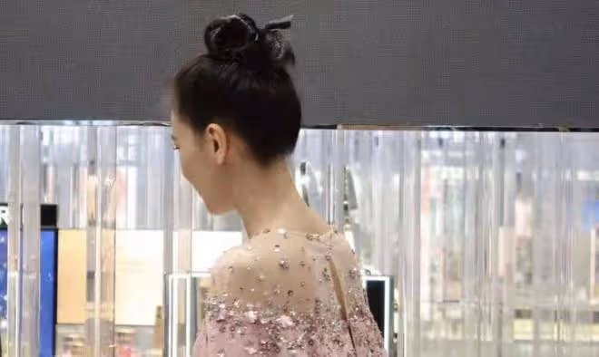 高圓圓被網友偶遇，生圖狀態優雅豐腴，不愧是「虎撲女神」啊！